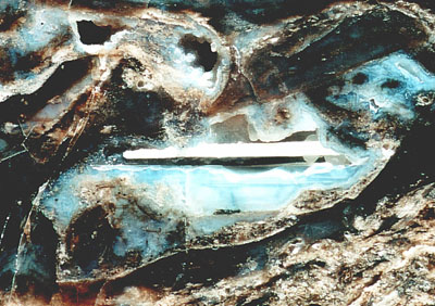 Waagerechte Chalzedon-Platte frei tragend in einer Hhle im Rhynie Chert